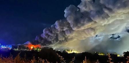 Incendio en fábrica de cloro en Cataluña genera nube tóxica y obliga al confinamiento de 150,000 personas