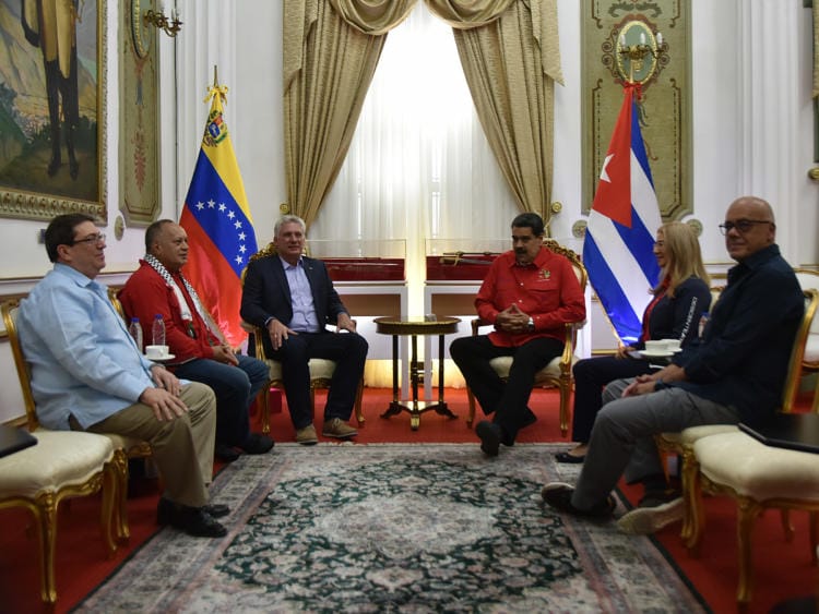 Maduro asume su tercer mandato en medio de una crisis económica sin precedentes