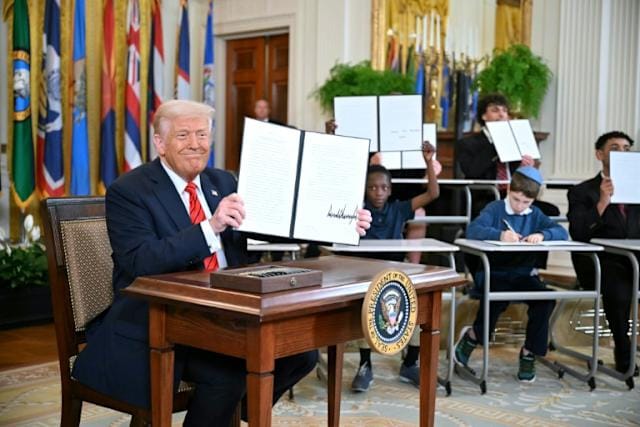 Trump firma decreto para desmantelar el Departamento de Educación en EE.UU.