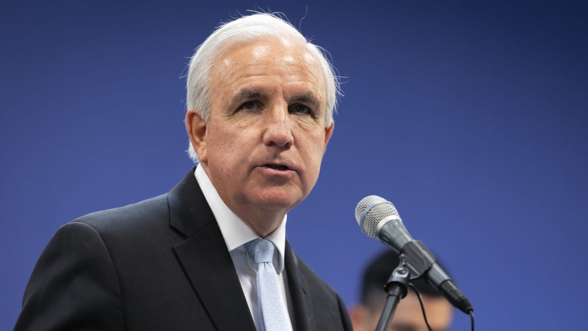 Congresista Carlos Giménez impulsa la deportación de más de 100 cubanos señalados por violaciones a los derechos humanos