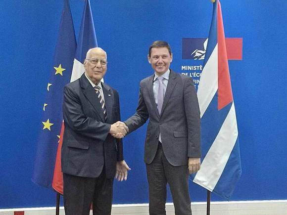 Dos hombres estrechando manos en evento diplomático