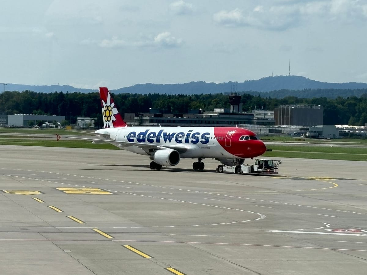 Avión Edelweiss en pista de aeropuerto