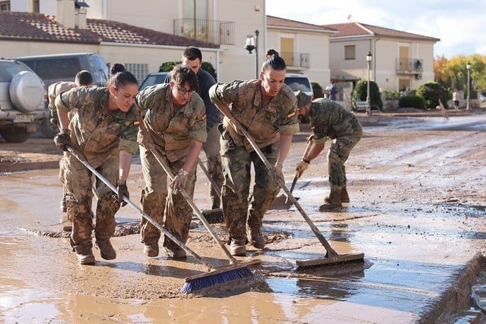 Militares de la Brigada 'Guzmán el Bueno' X Apoyan la Recuperación en Valencia tras la Dana