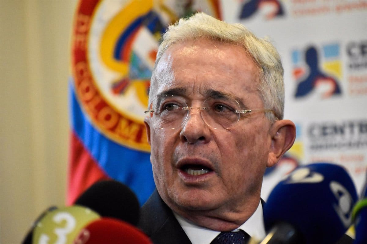 Uribe llama a una intervención internacional en Venezuela mientras Maduro responde con críticas