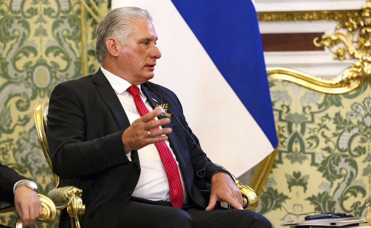 Hombre hablando, fondo decorado y bandera azul y blanca