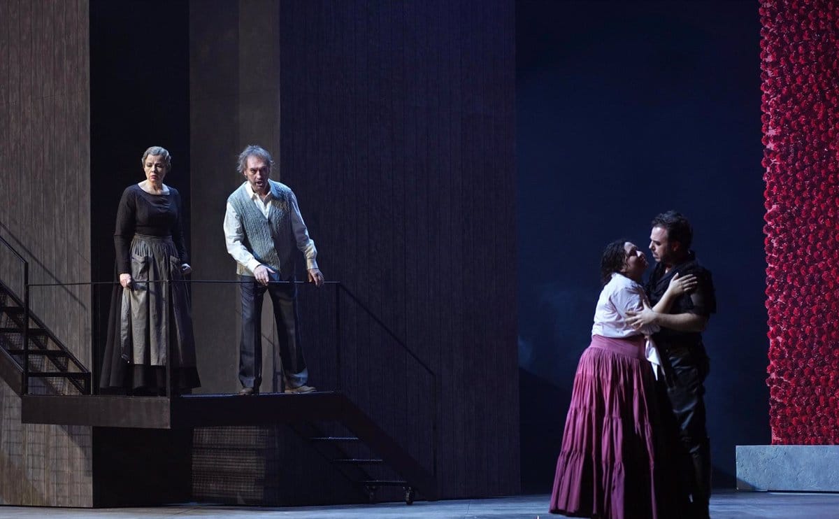 El amor en tiempos de dictadura: Las mujeres 'pájaro' de 'La vida breve' y 'Tejas verdes' cautivan al Teatro Real de Madrid