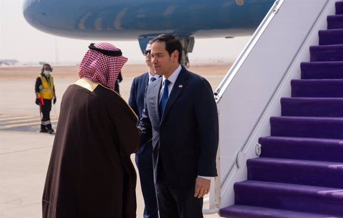 Marco Rubio se reúne con Mohamed bin Salmán en Riad en el marco de su gira por Oriente Próximo