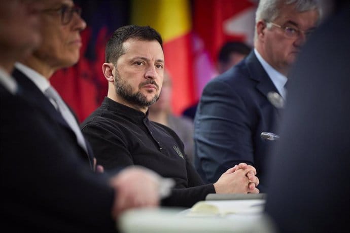 Zelenski llega a Reino Unido para preparar con Starmer la cumbre europea en Londres