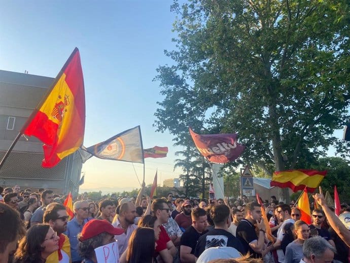 Cerca de 350 personas protestan junto a La Moncloa contra Pedro Sánchez al grito de "Sánchez corrupto, Sánchez dimisión"