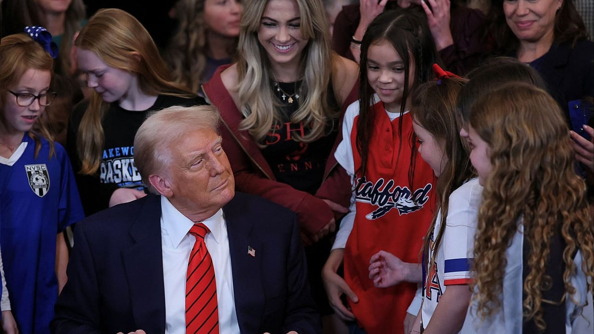 Trump firma decreto que prohíbe a mujeres trans competir en deportes femeninos