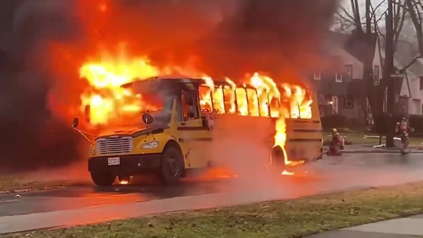 Autobús escolar se incendia en Cleveland Heights sin dejar heridos