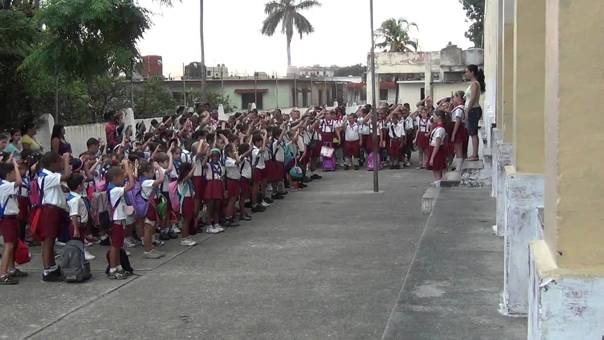 Estudiantes uniformados en asamblea escolar al aire libre