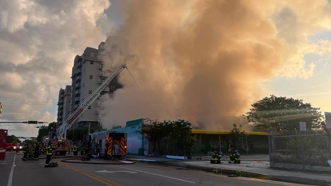 Un incendio de gran magnitud destruye almacén de madera en Miami