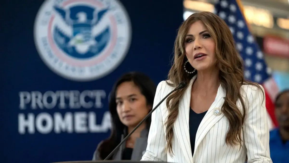 DHS evalúa reenfocar operativos migratorios hacia delitos graves, pero las redadas continúan