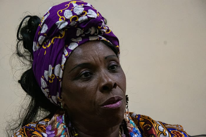 Mujer con turbante morado pensativa