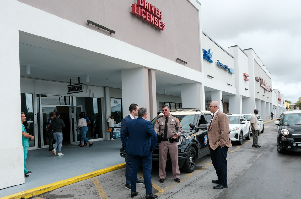 Desmantelan red de venta ilegal de turnos en oficinas de licencias en Miami-Dade