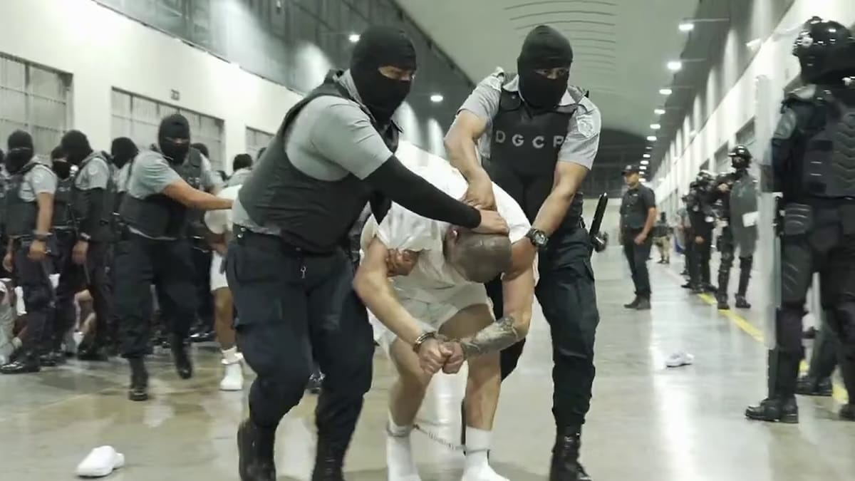 EE.UU. transfiere a El Salvador a 238 miembros del Tren de Aragua bajo una ley en disputa judicial