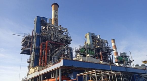 Planta industrial con tuberías y estructuras metálicas