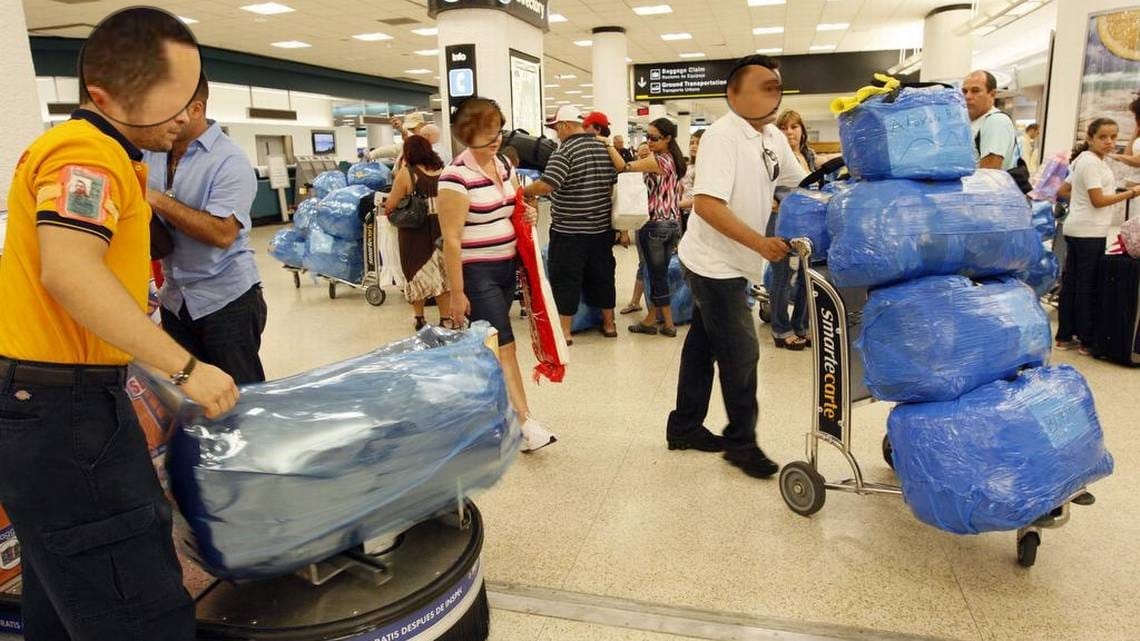 Tensión en el Aeropuerto de Miami por el uso de servicio de “rapeado” de maletas: denuncian presiones indebidas a pasajeros