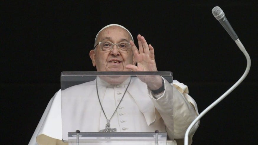 Los médicos informan de mejoría en la salud del Papa Francisco, pero advierten que sigue en estado delicado