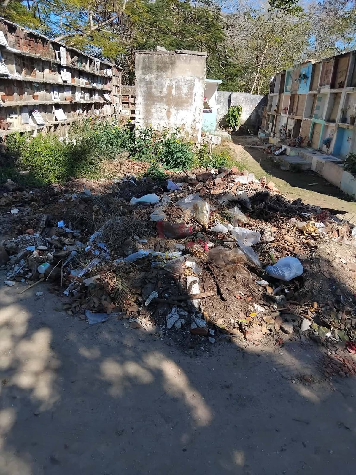 Denuncian abandono y deterioro en cementerio de Sancti Spíritus tras estado crítico de varias bóvedas