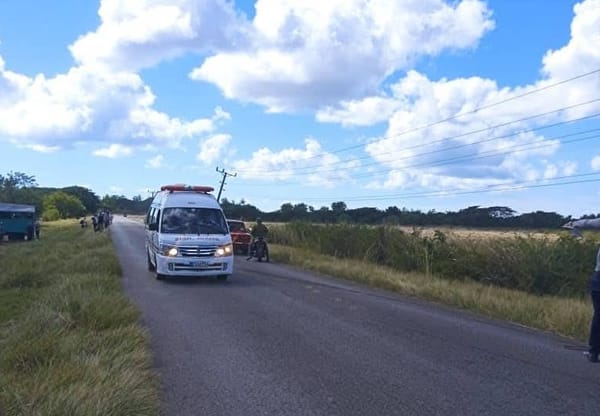 Ambulancia circulando por carretera rural despejada