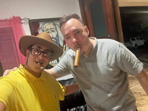 Dos hombres posando con puros, arte en el fondo