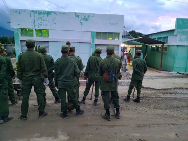 Soldados caminando hacia edificio en construcción