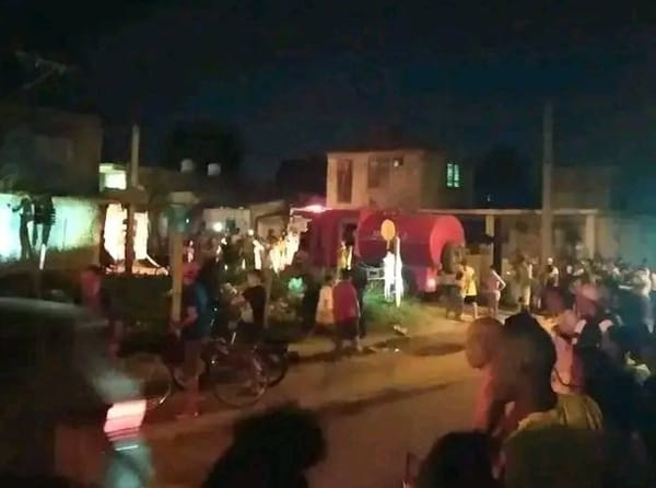 Fiesta nocturna con luces en calle concurrida