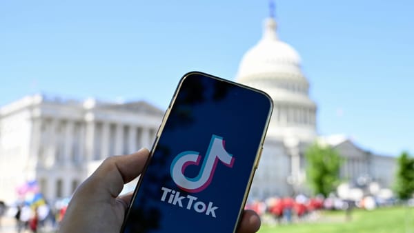 Móvil mostrando TikTok frente al Capitolio, USA