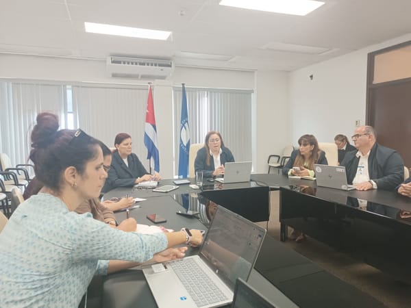 Reunión de negocios en oficina moderna