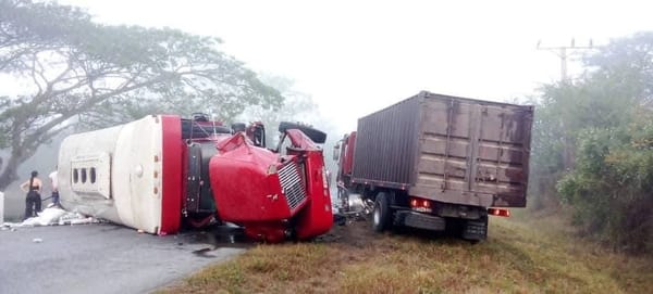 Accidente entre dos camiones en carretera brumosa