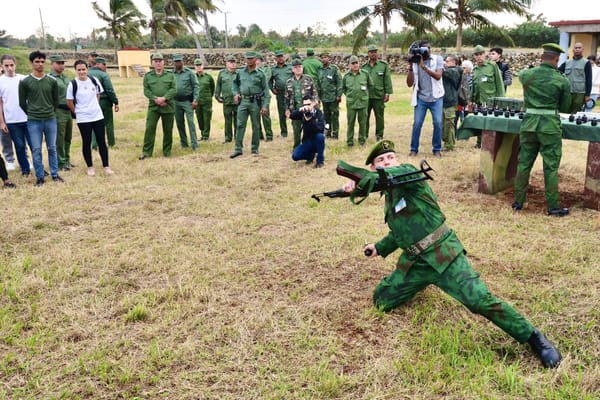 Soldado simulando disparo durante demostración militar