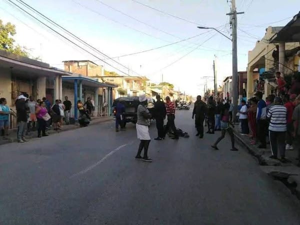 Personas reunidas en calle de barrio urbano