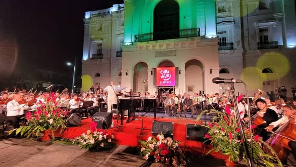 Orquesta al aire libre en evento nocturno