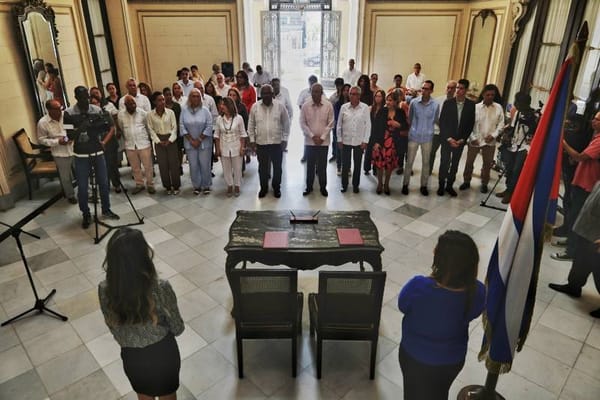 Grupo de personas en acto solemne en palacio