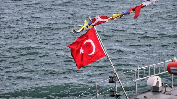 bandera de turquia en un buque de la guardia costera turca.jpeg