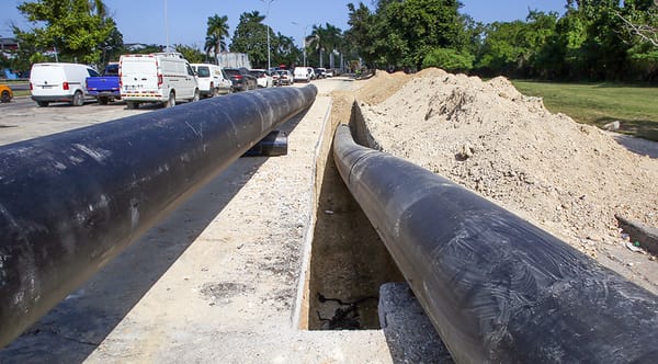 Tuberías grandes en zanja de construcción urbana