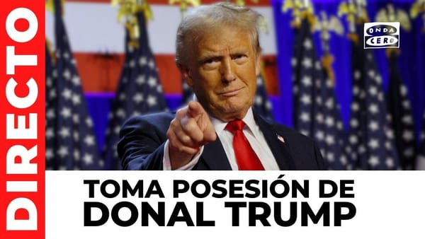 Donald Trump señalando durante un evento