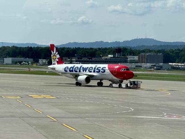 Avión Edelweiss en pista de aeropuerto
