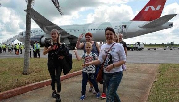 Personas caminando cerca de avión en aeropuerto