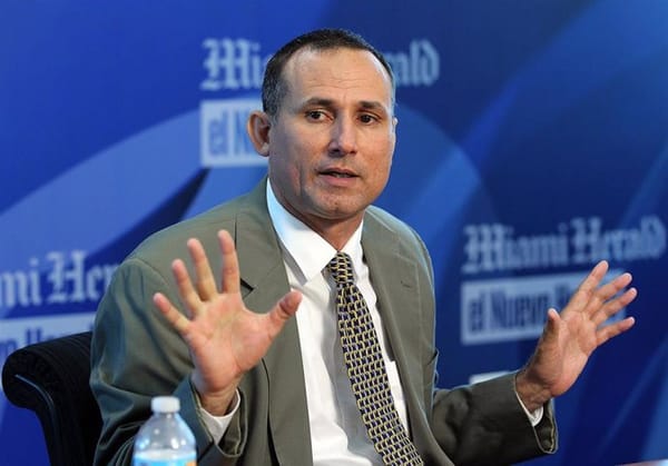 Hombre gestculando en debate público