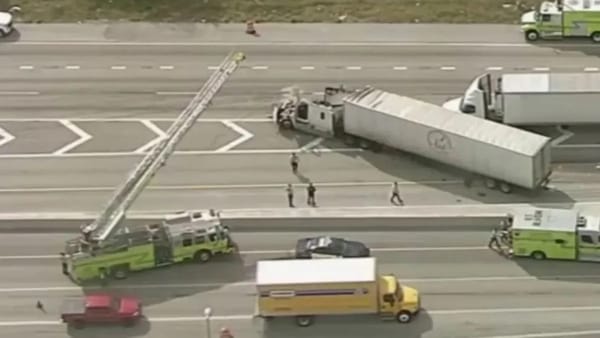 Autopista con camiones, bomberos y vehículo emergencia
