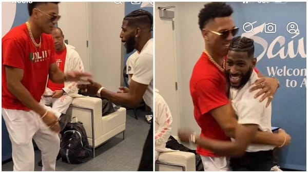 Dos hombres saludándose afectuosamente en un vestuario