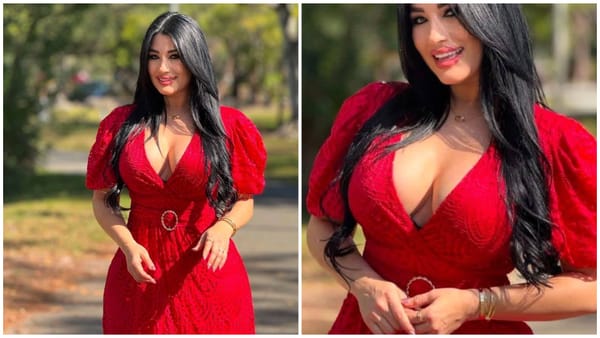 Mujer sonriente con vestido rojo en parque