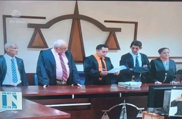 Personas de pie en sala de tribunal