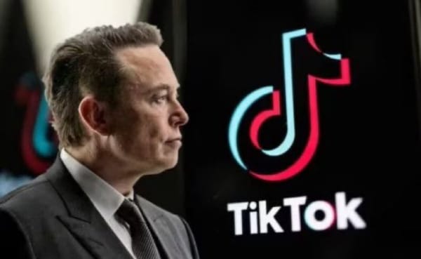 Hombre de perfil con logo de TikTok al fondo