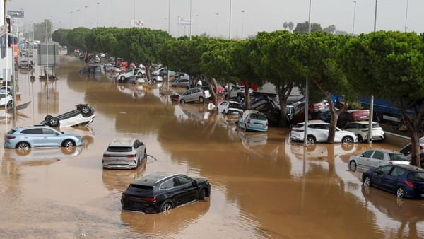 Coches sumergidos por inundación repentina en zona urbana