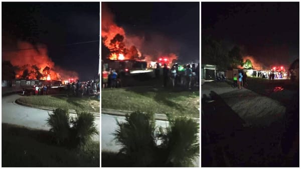 Incendio nocturno con curiosos y equipos de emergencia