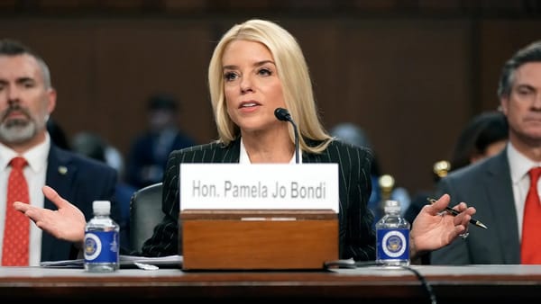 Mujer abogada hablando en audiencia pública